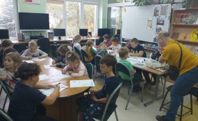 Grupa uczniów SP2 uczestniczących z „Pasowaniu na czytelnika”  i P. Sebastian (stażysta)