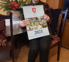 Seniorka p. Basia z kalendarzem Seniorka p. Basia z kalendarzem